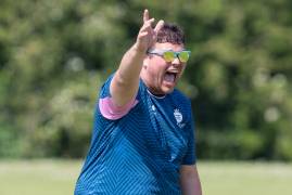 MIDDLESEX D40 FIRST ELEVEN MOVE TO TOP OF QUEST TABLE 
