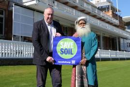 INDIAN SPIRITUAL LEADER SADHGURU VISITS MIDDLESEX CRICKET