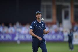 IMAGES OF MIDDLESEX BOWLING VS SURREY